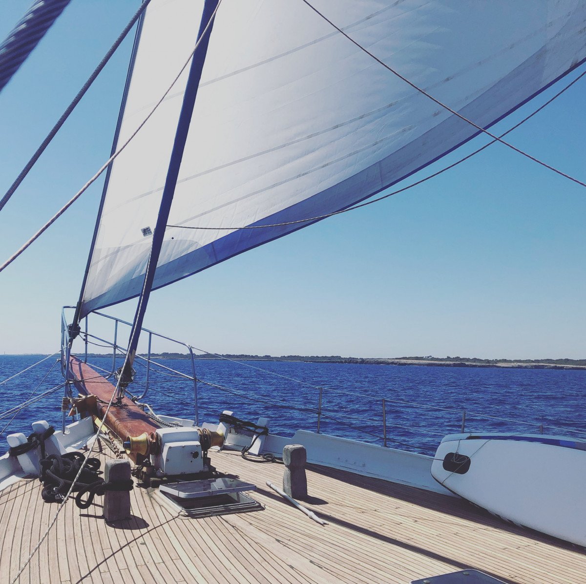 Erkunden Sie die Gewässer von Menorca auf einer klassischen Schooner