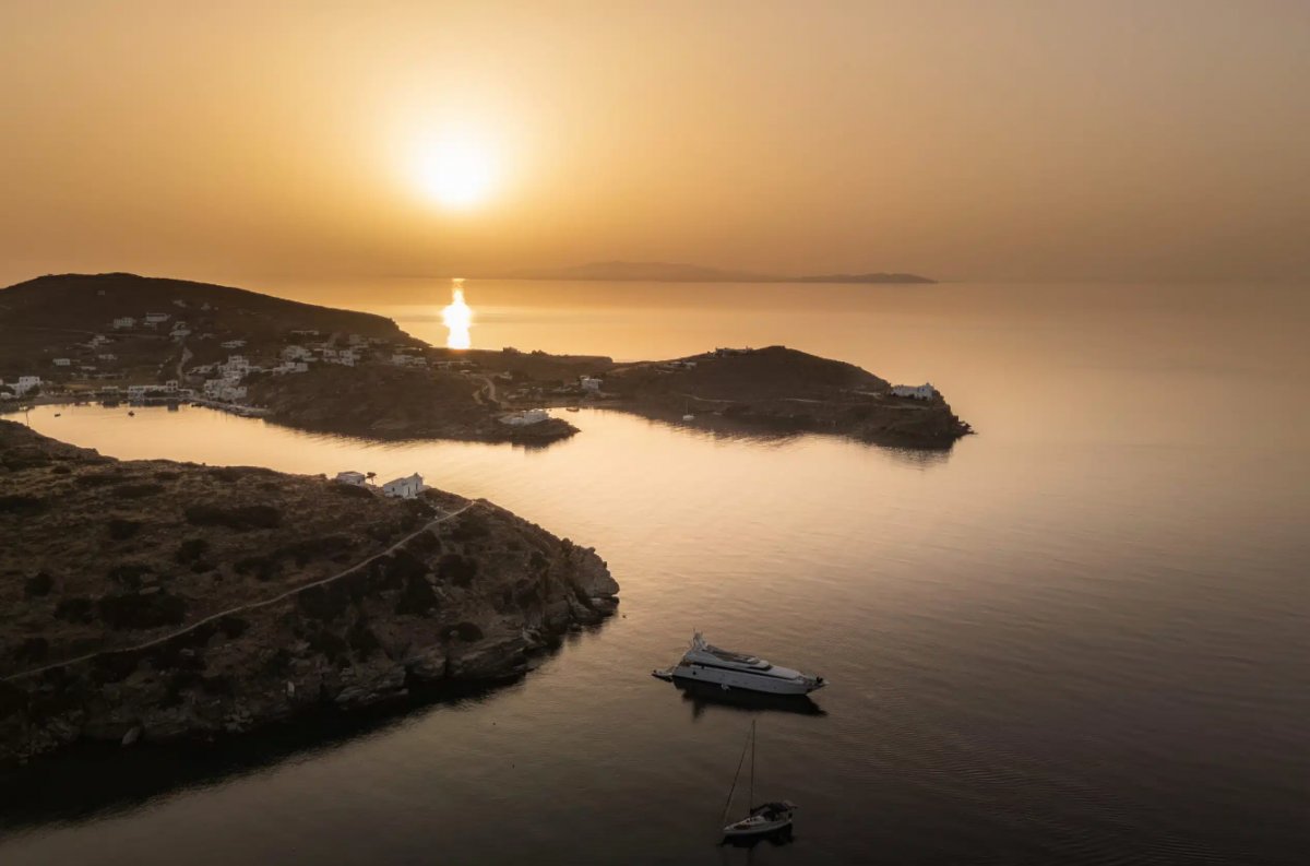 Segeln Sie durch die kristallklaren Gewässer der Kykladen