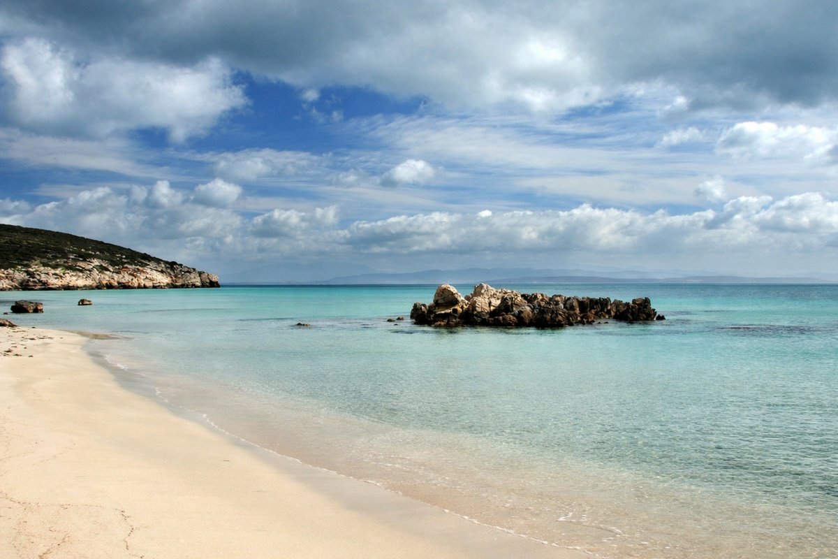 Spend a week on a yacht in Sardinia, between sea and culture