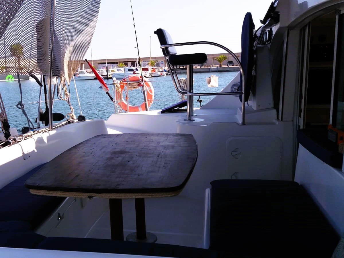 Entdecken Sie die Insellandschaft von Ibiza und Formentera auf einer Katamaran-Kreuzfahrt