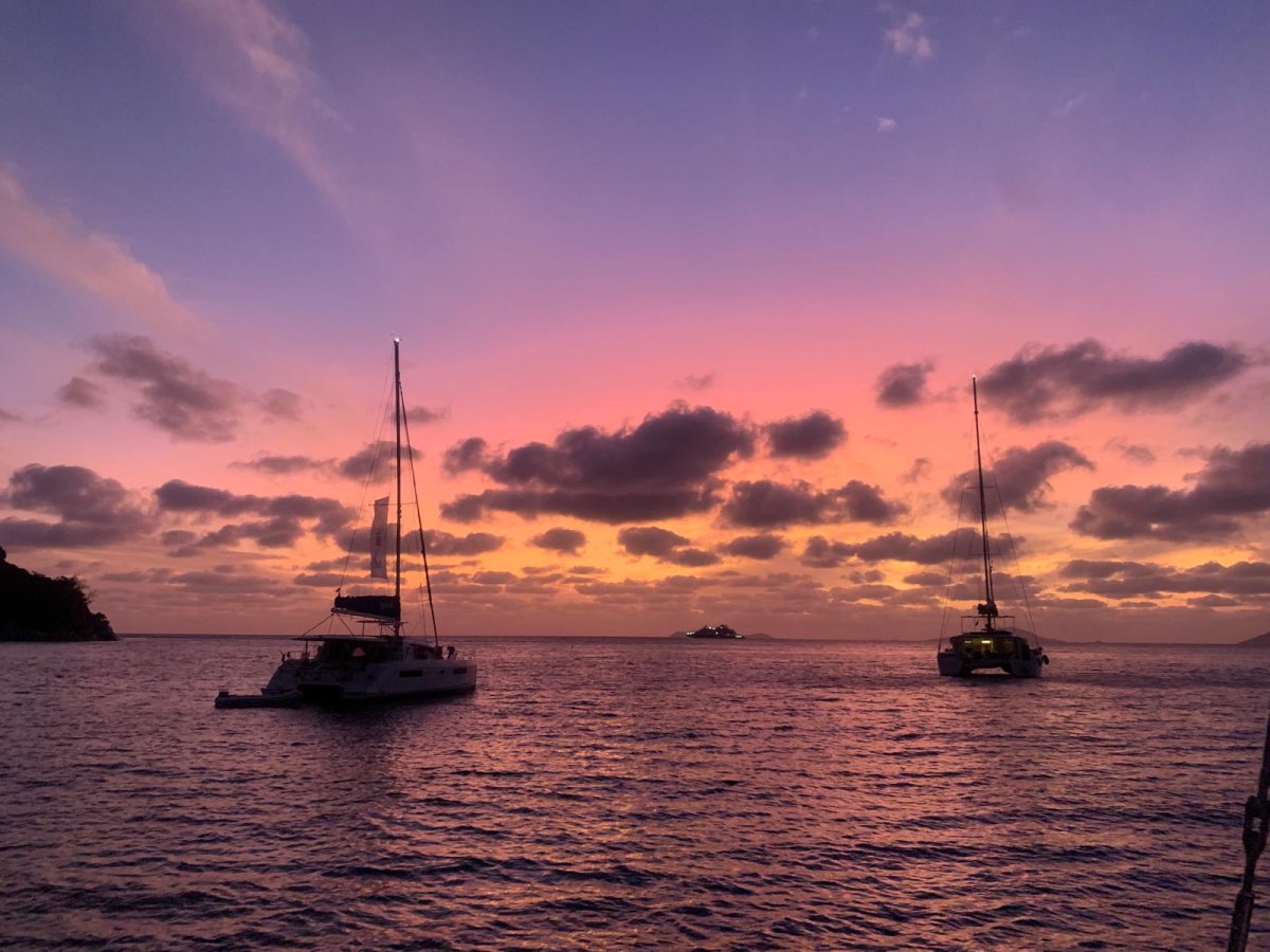 Lernen Sie die Navigation auf einem Katamaran im wunderschönen Karibischen Meer
