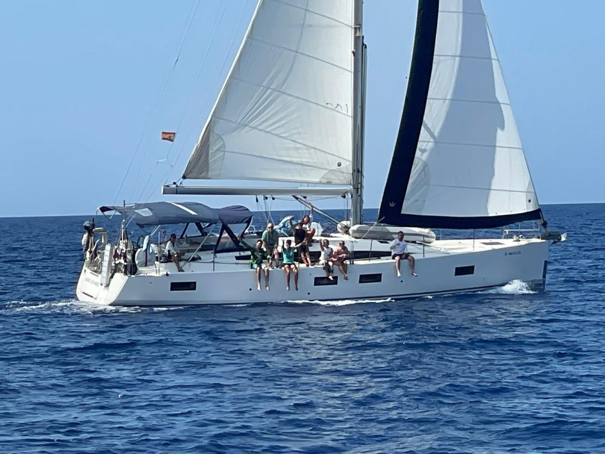 Curso de navegación en la hermosa costa de Cerdeña