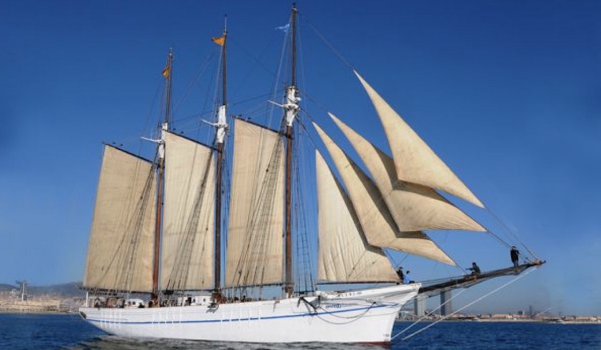 Unwind and disconnect from daily life while sailing