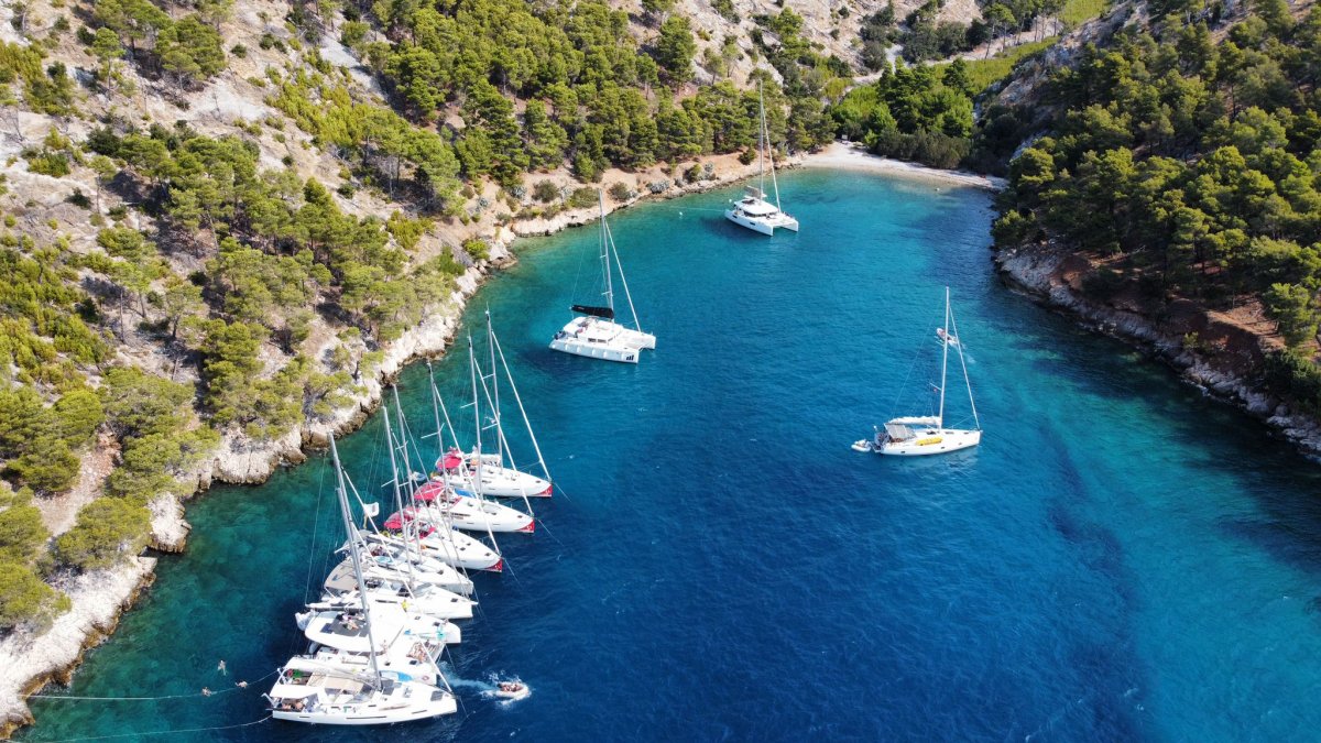 Barco navegando por las calas ocultas de Mallorca