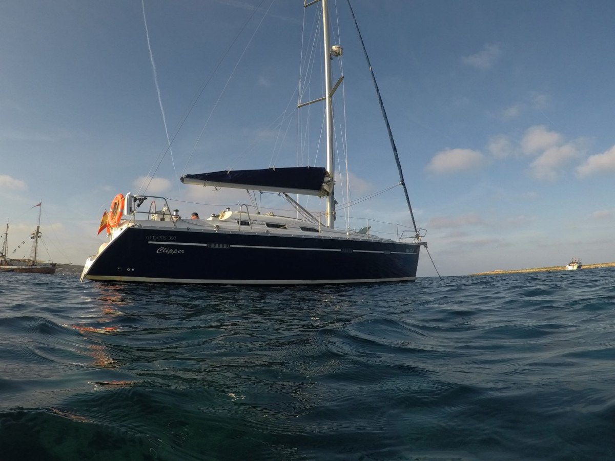 Navigando nel Mediterraneo in una barca a vela