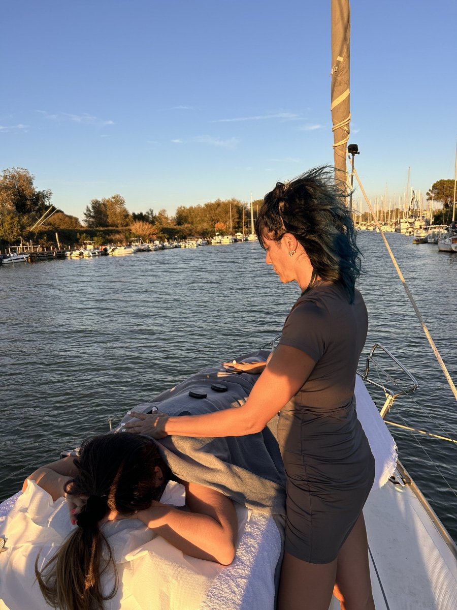 Entspannungstag mit Massage auf einem Segelboot in Ostia