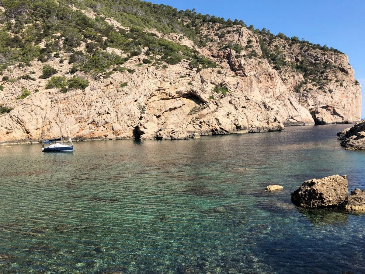 Explora las calas y ensenadas ocultas de Ibiza y Formentera