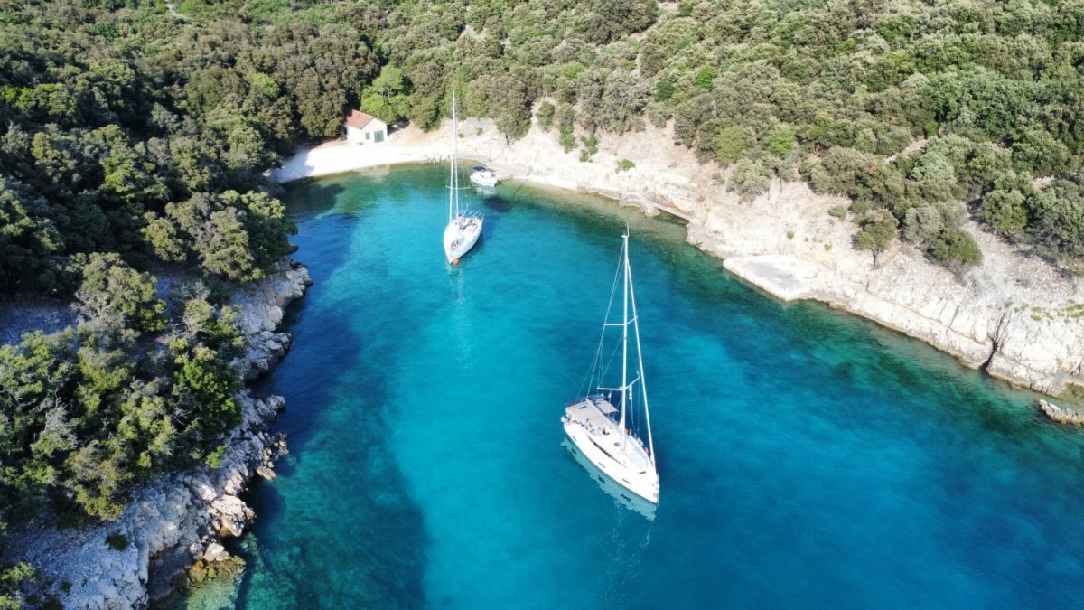 Barco de aventura y vacaciones