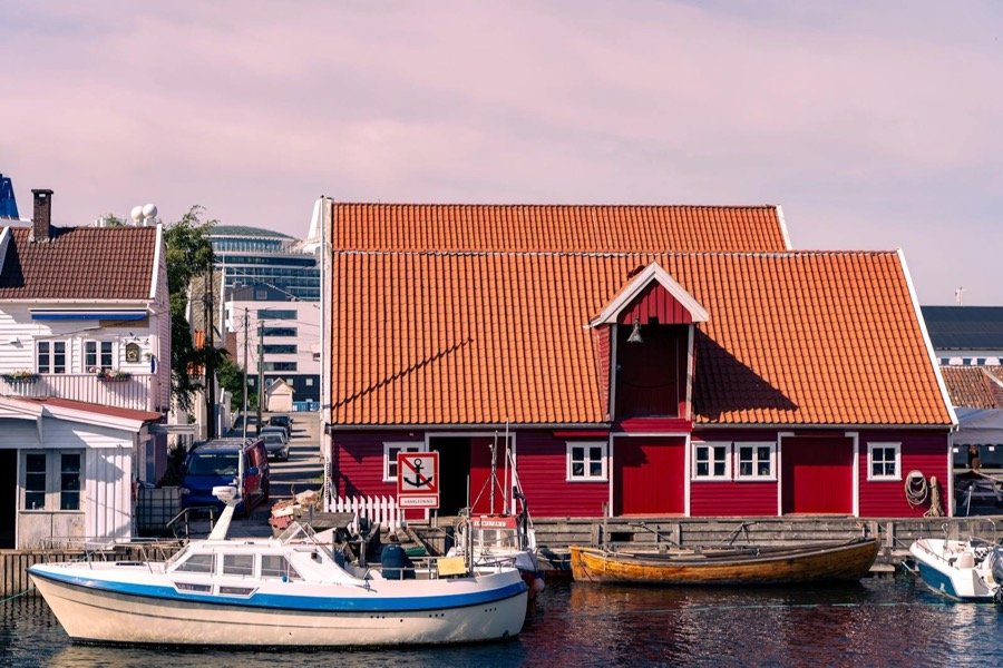 Barcos de viaje al puerto de Oslo por el mar