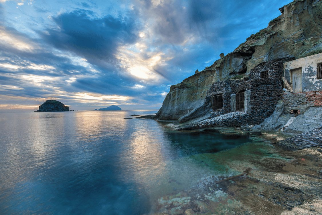 Segeln auf den Äolischen Inseln im Katamaran mit Hostess