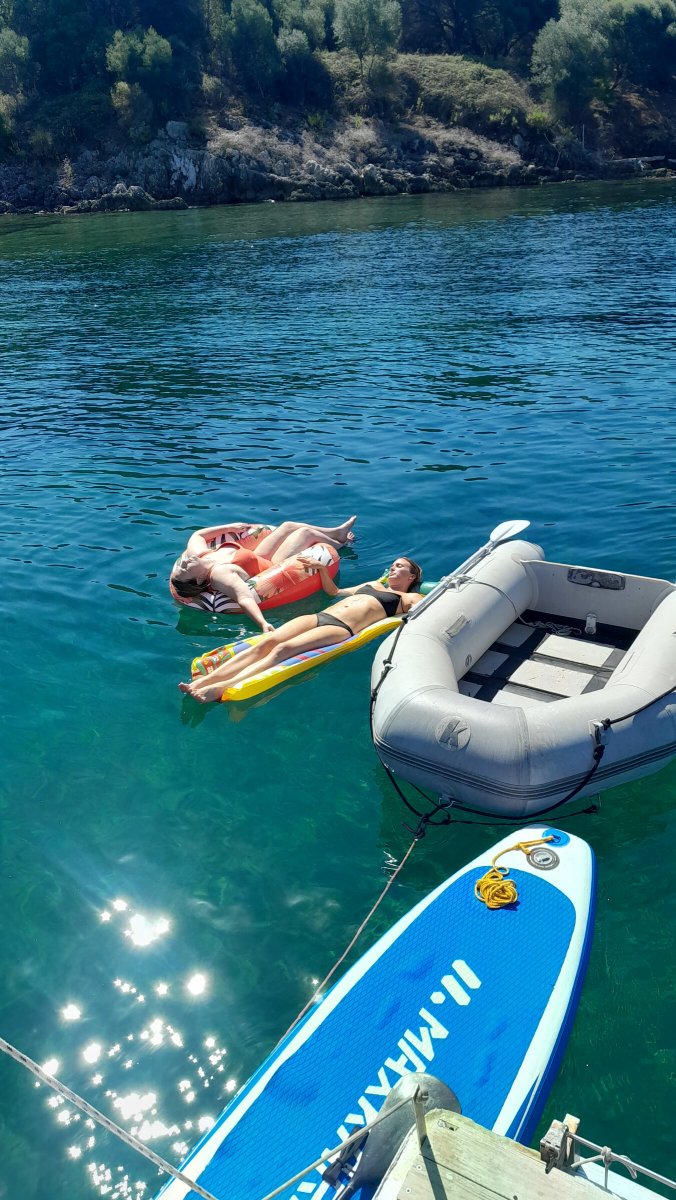 Entspannen Sie sich im Adriatischen Meer mit einem langen Wochenende in Korfu auf einem Segelboot