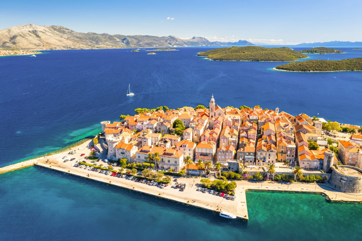 Explora las islas y pueblos pintorescos de Croacia en un crucero en catamarán