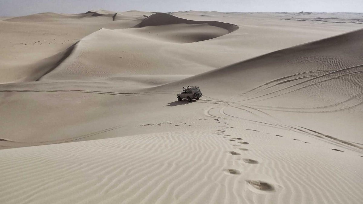 Una persona aprendiendo a navegar en un barco.
