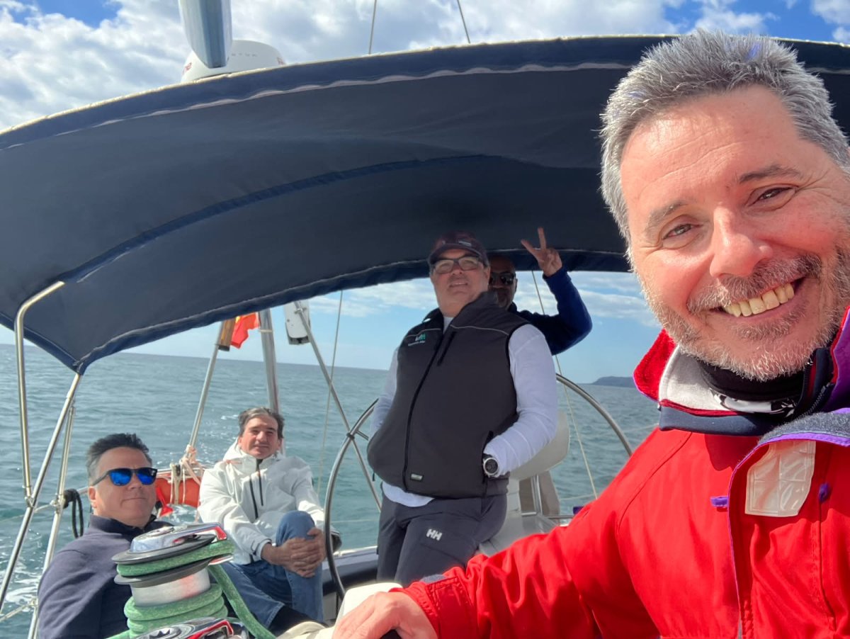 Disfruta de un curso de navegación en barco