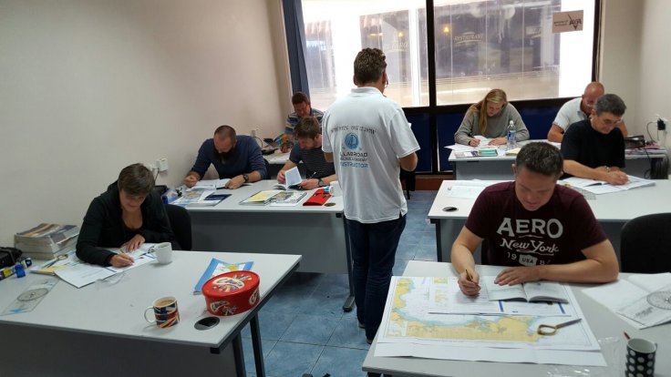 Profesor de nautica en el aula