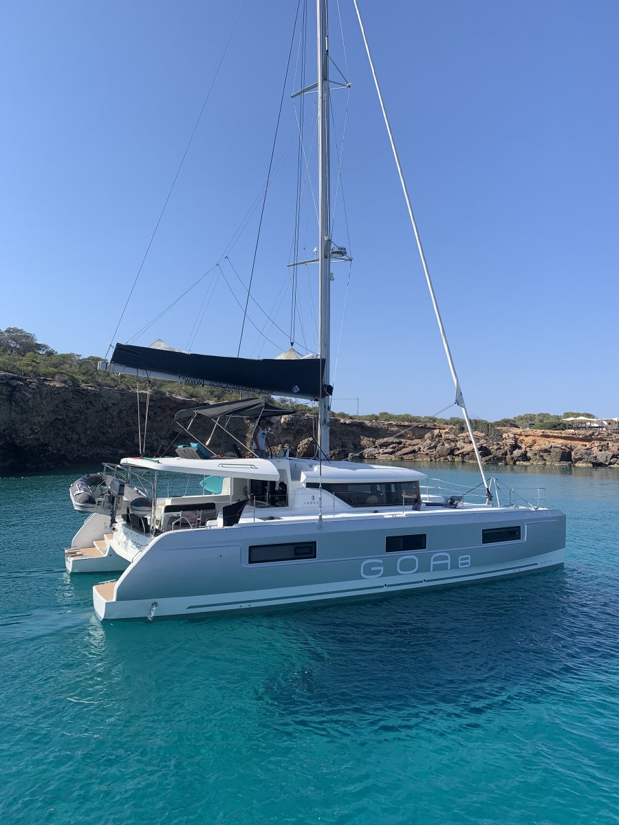 Explora las playas y calas de Ibiza desde nuestro catamarán Lagoon 46