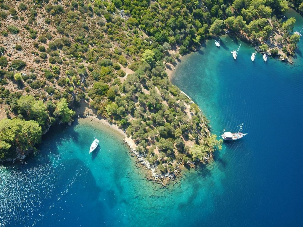 Die Berge und das Meer bei Sonnenuntergang