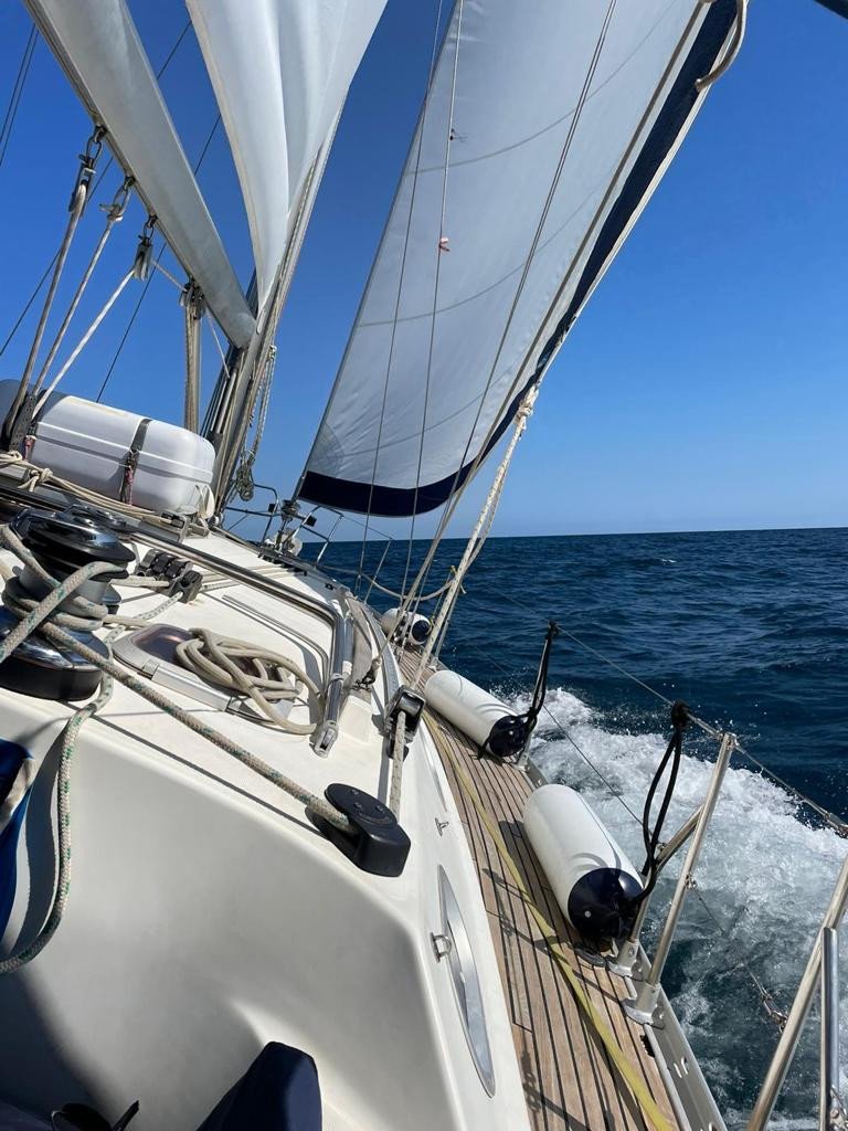 Ein Bootsausflug entlang der Küste von Alicante