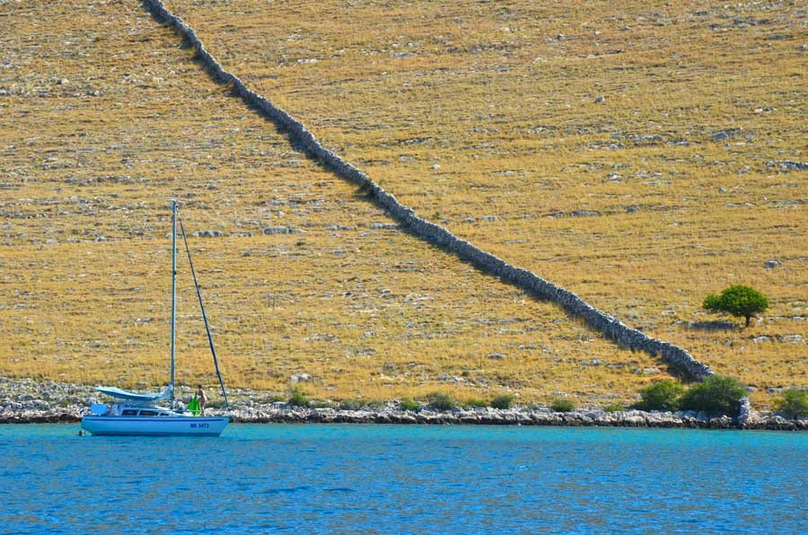 barco de vela costa de Croacia 