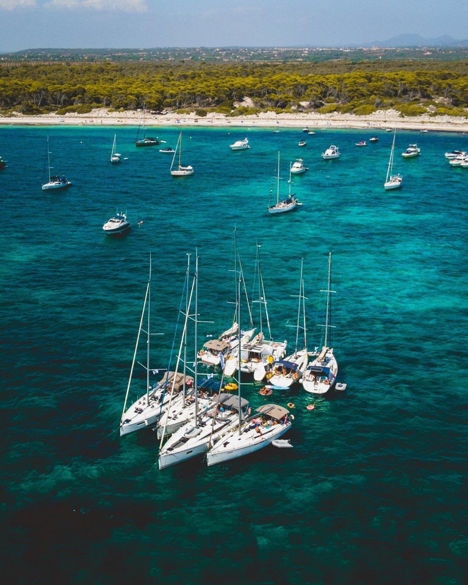 Familien genießen eine Woche Segeln rund um Mallorca