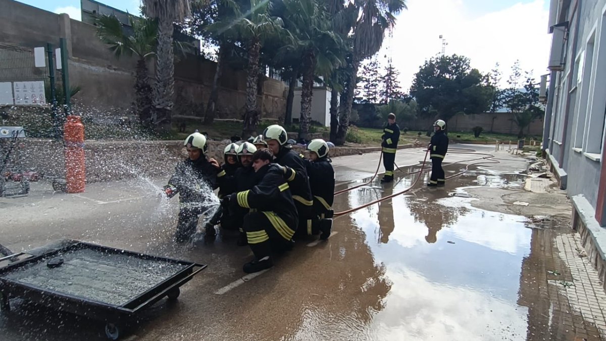 Instructores enseñando seguridad marítima