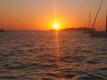 Escapada en velero por las mejores calas de Jávea y Moraira durmiendo a bordo
