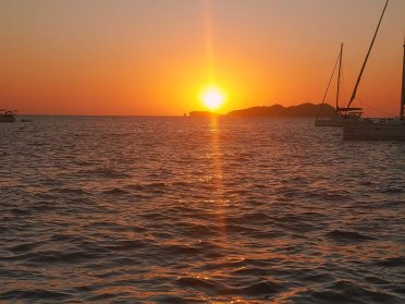 Escapada en velero por las mejores calas de Jávea y Moraira durmiendo a bordo