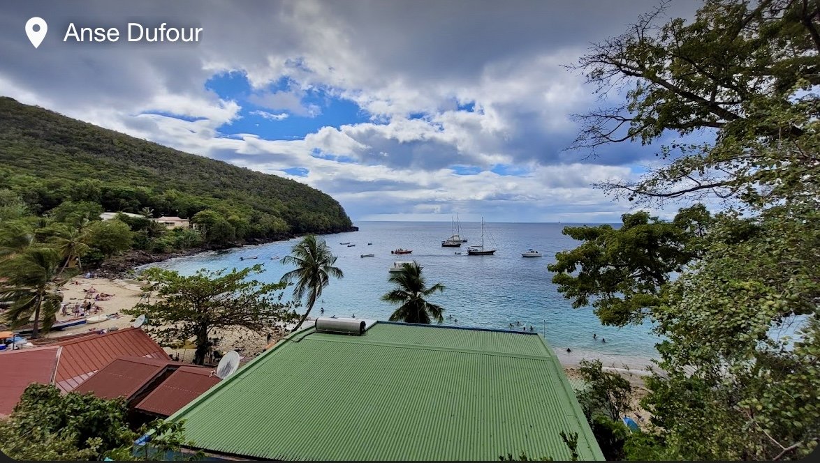 Vista del catamarán en el océano