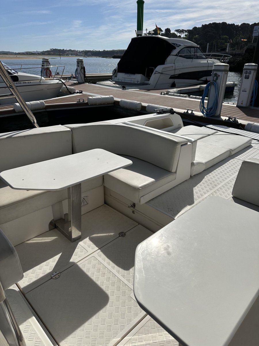 Motorboot - Quer - 10 {{i18n.meters}}