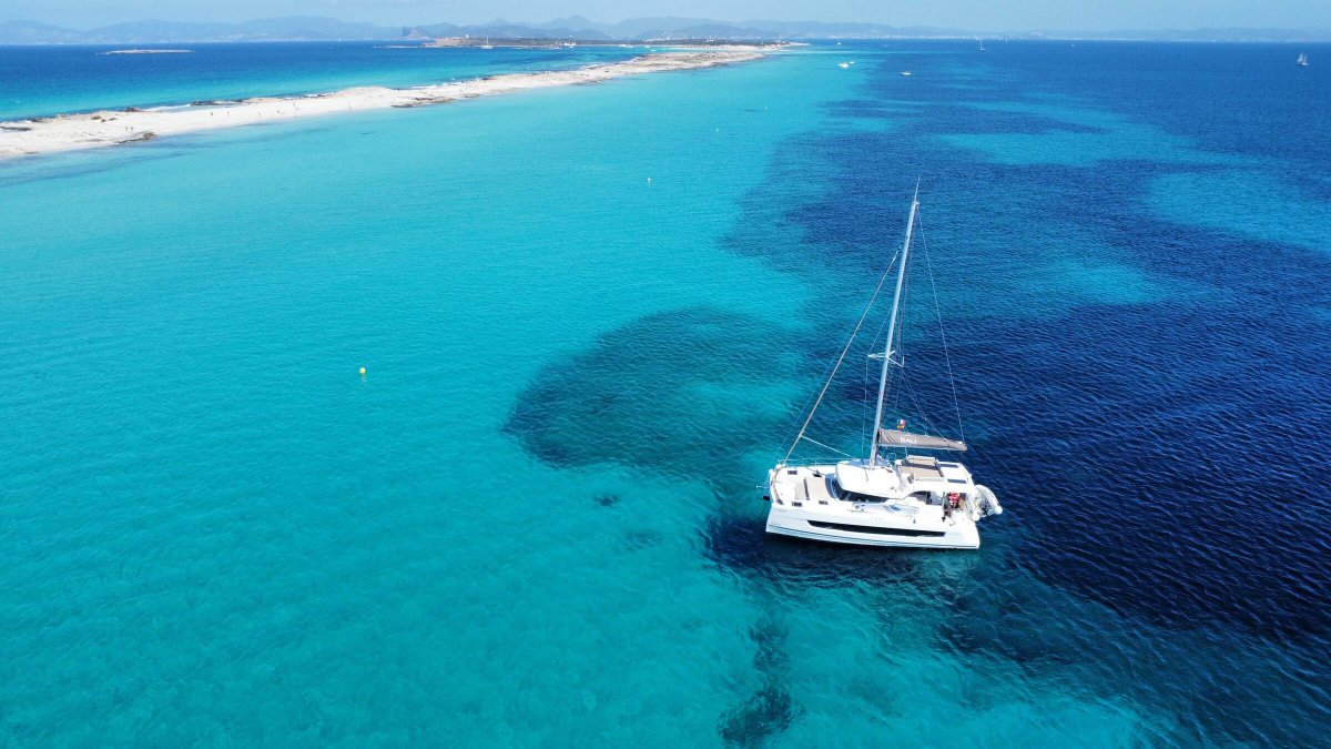 Disfruta de las Vistas desde un Catamarán de Lujo