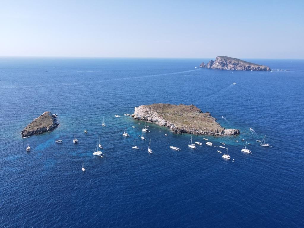 Scopri i tesori nascosti delle Isole Eolie con un'avventura in barca a vela