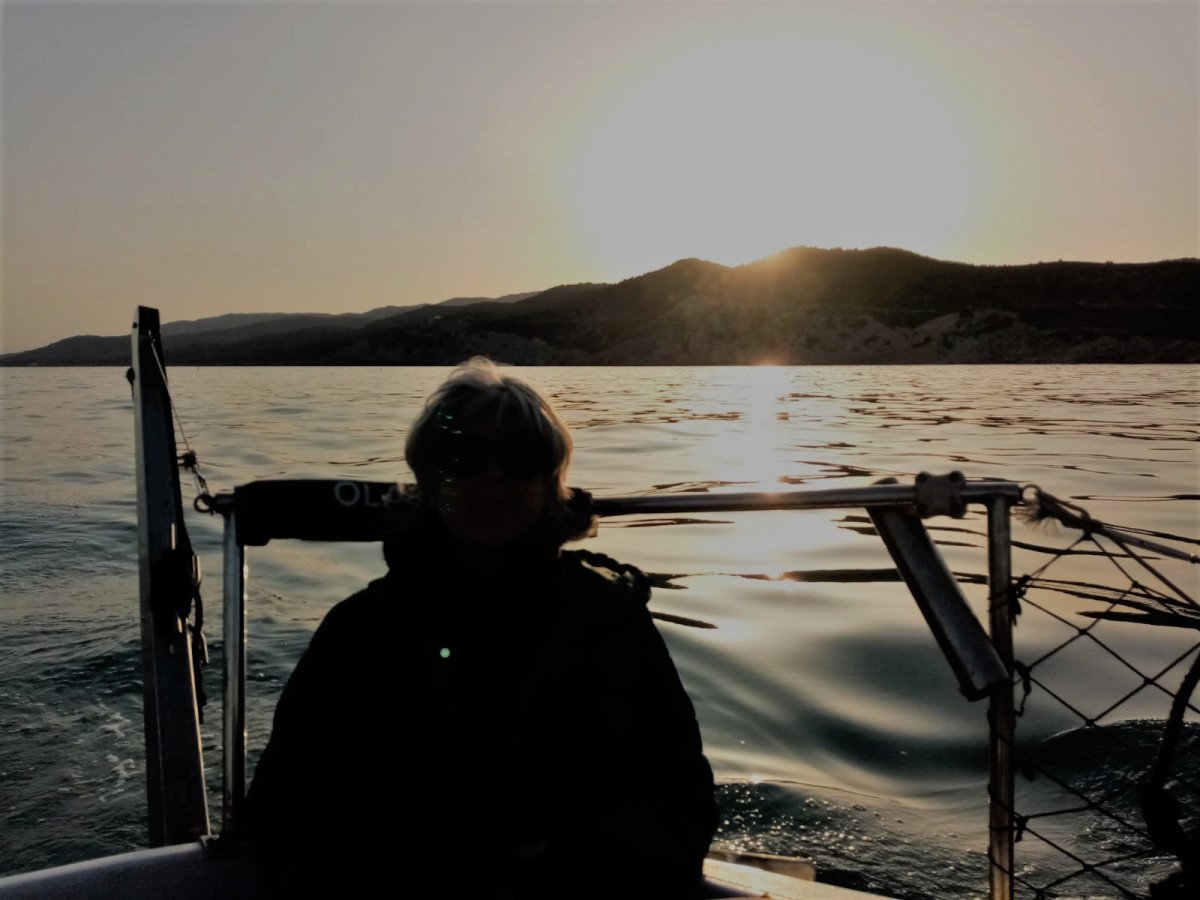 Una vista aerea di una barca a vela a Peñíscola