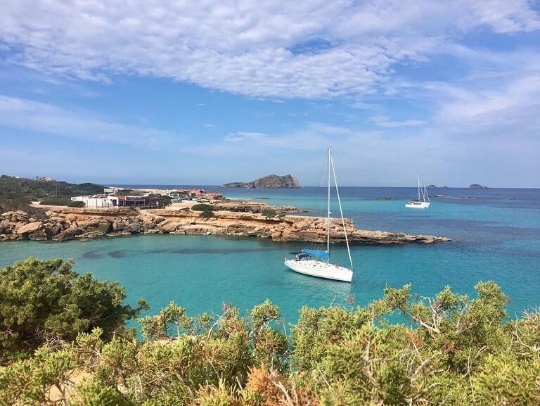 Relájate y disfruta de la vida en el mar durante tu viaje en barco