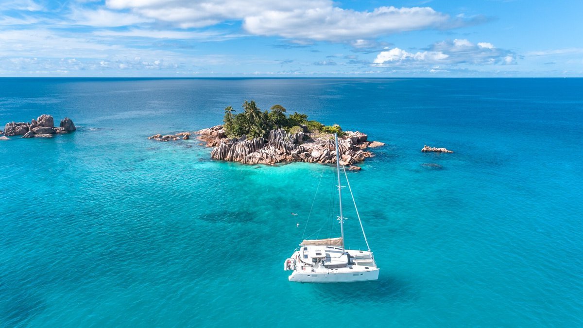 Seychelles catamaran trip views - Lost in paradise