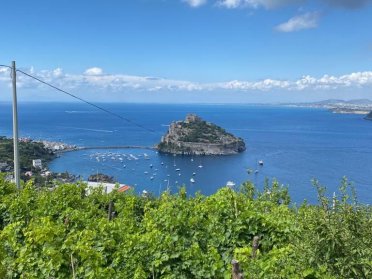 Aktiver Bootsurlaub auf Ischia: Segeln, Trekking und unglaubliche Ausblicke