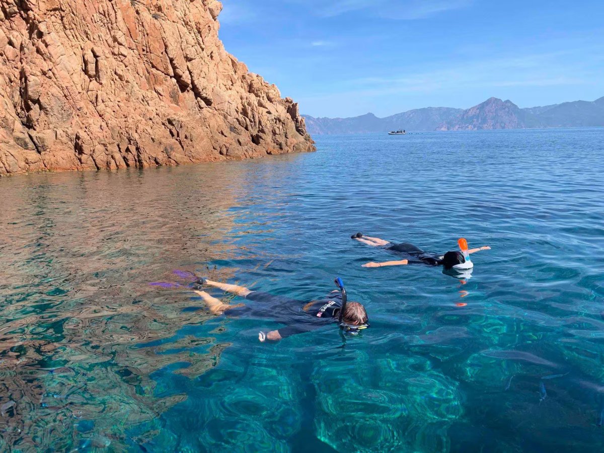 Explorar las costas de Vilanova i la Geltrú en un día de mar en velero