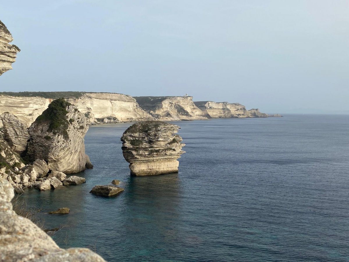 Von Barcelona zu den Gewässern des Bonifacio-Stroms