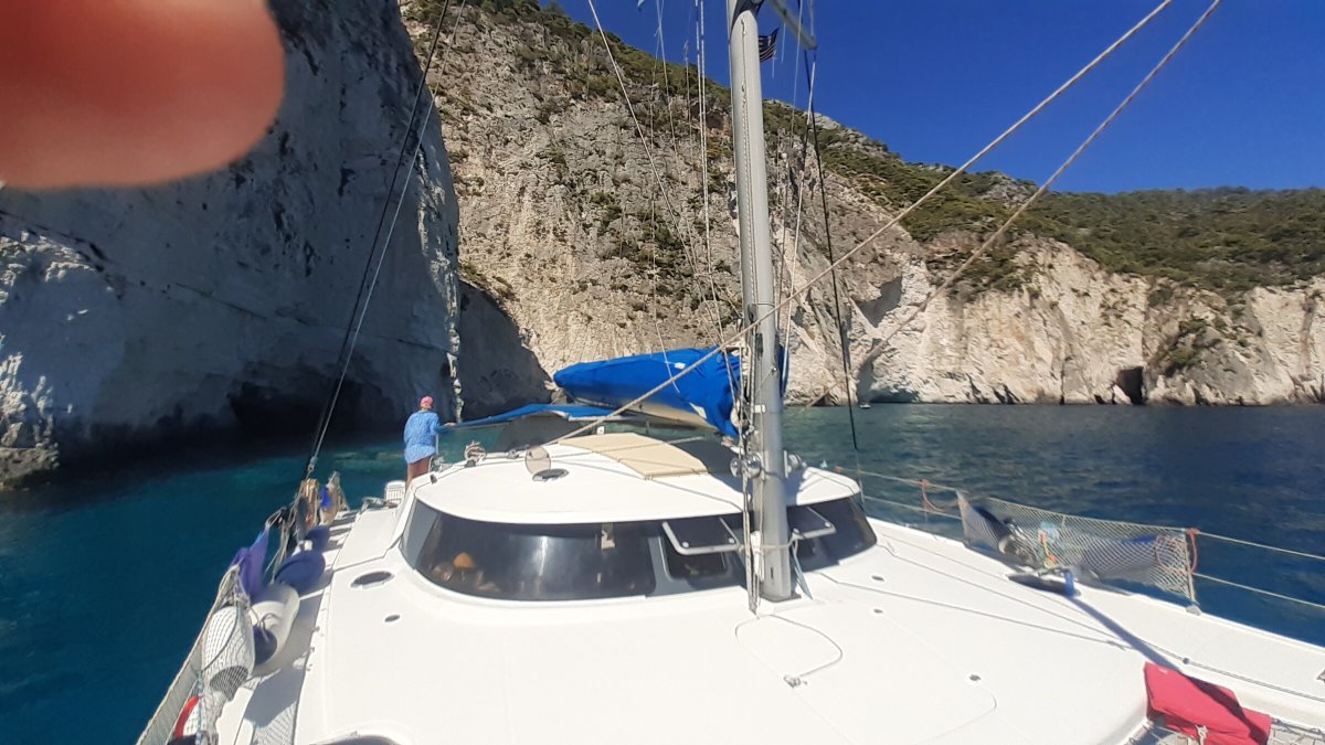 Navega desde Pylos a Záquinto en nuestro catamarán lujoso