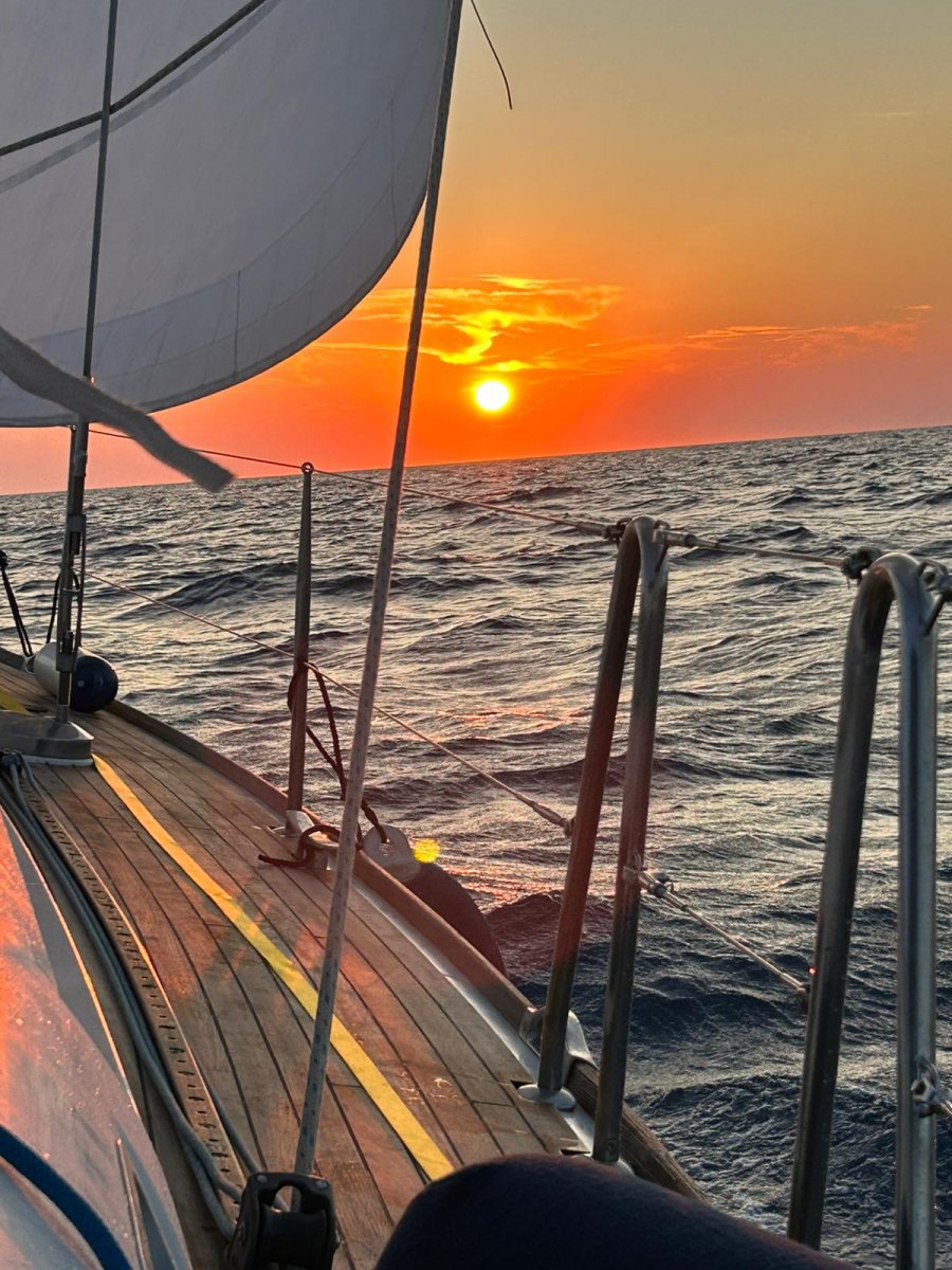 Enjoy the views of the Valencian coast while learning to sail