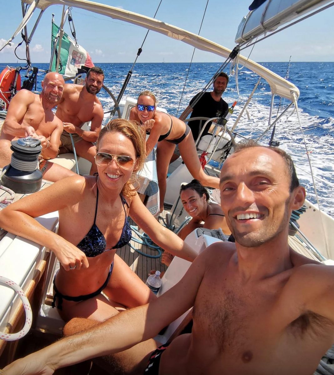 Gruppo di navigatori che godono di un viaggio in mare