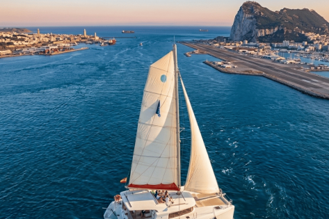 Expedición a Marruecos en catamarán desde Estepona. Navega entre dos continentes