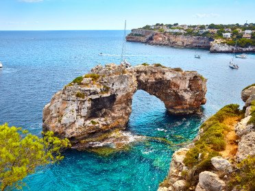 Scale and sail in Mallorca aboard a large sailboat