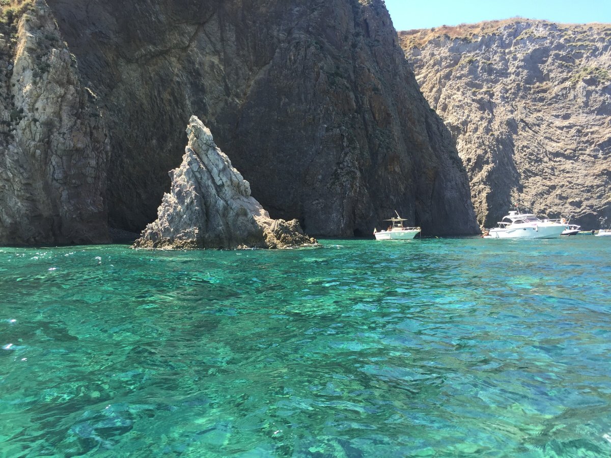 Vivere la libertà e l'avventura della navigazione su una barca a vela con un corso di equipaggio competente.