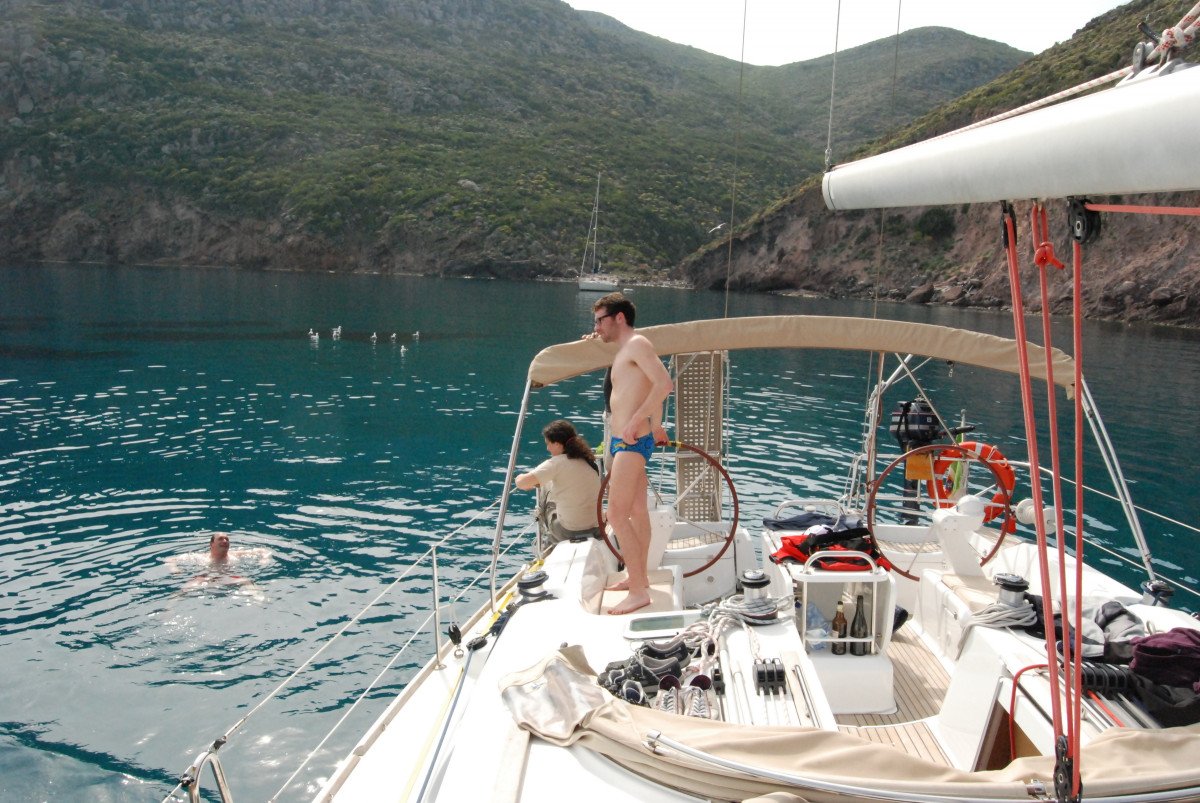Una vista della vela attraverso il Mare Toscano