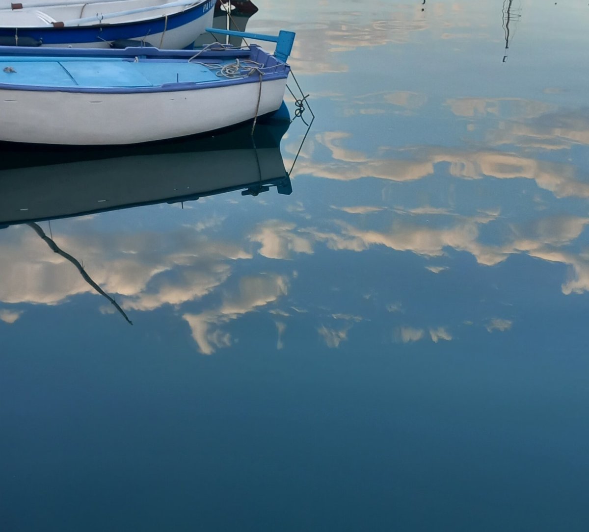 Barcos de lujo navegando por la Costa Azul