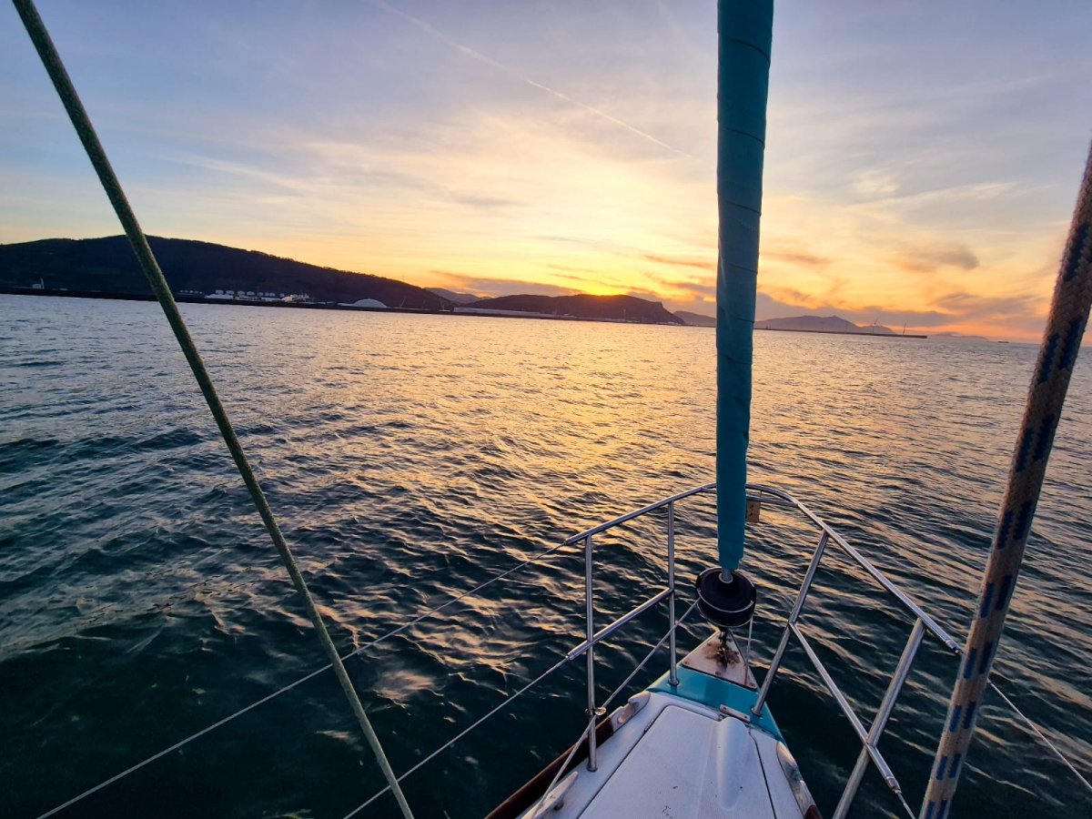 Sonnenuntergang auf einem Segelboot in Bilbao