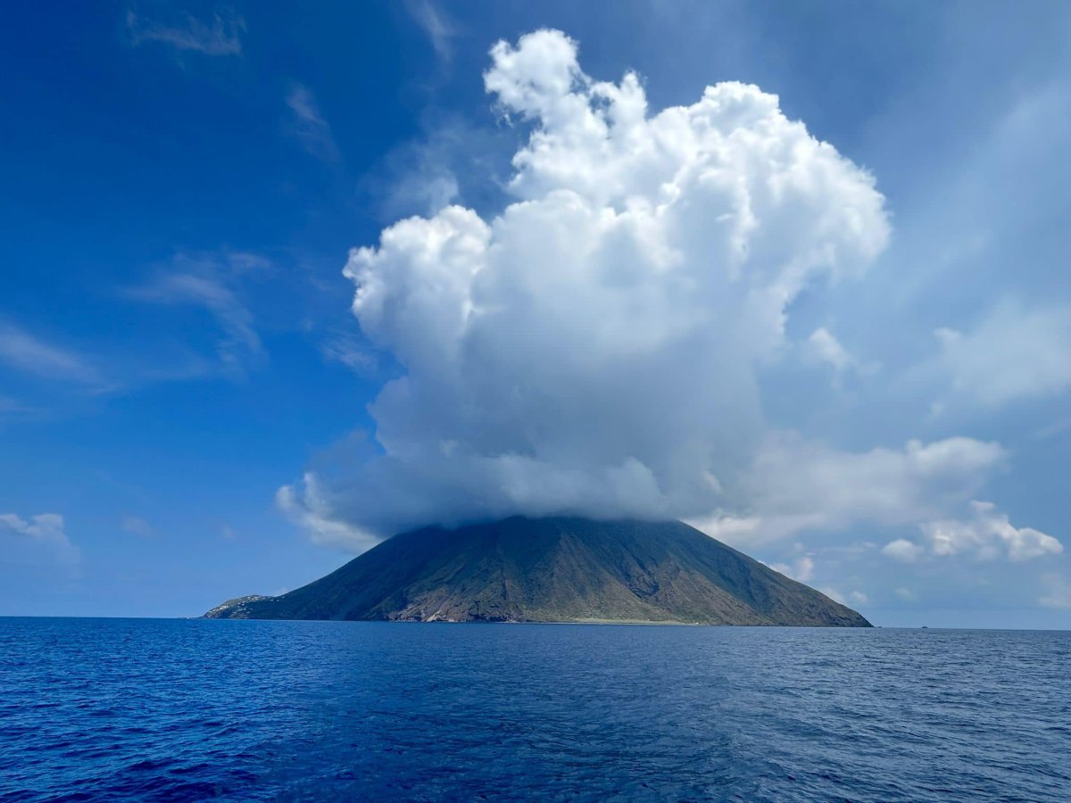 Discover the beauties of the Aeolian Islands on a boat trip