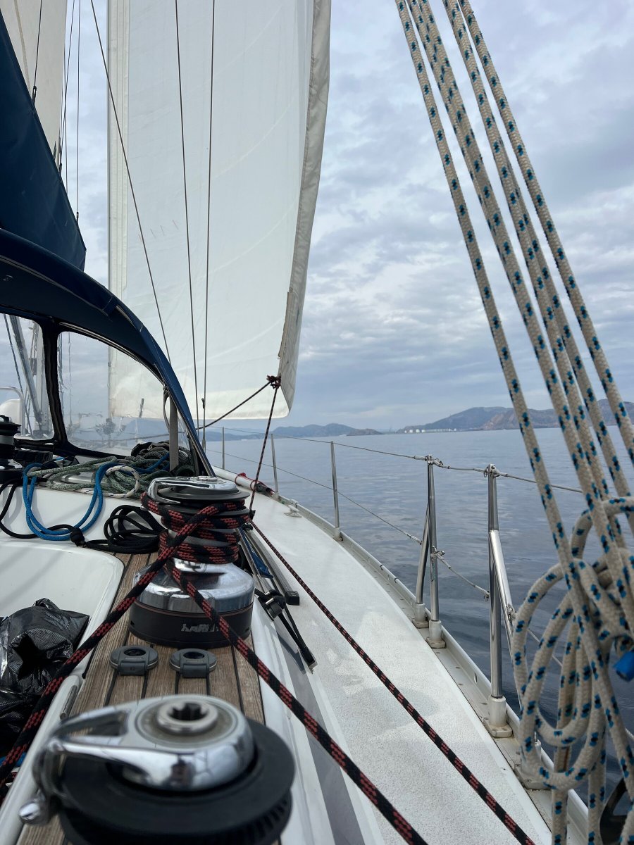 Explora las hermosas costas de las Azores en un velero