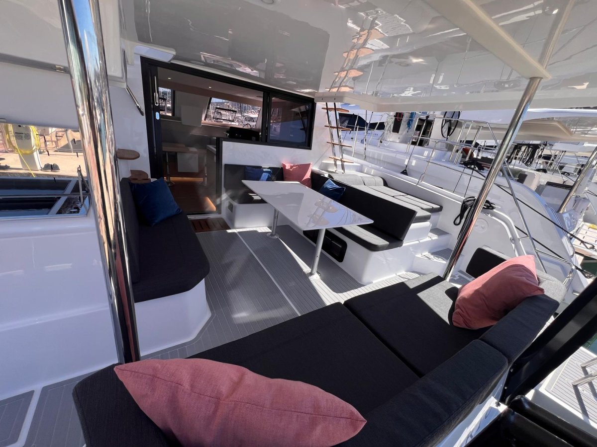 Navigare al tramonto in un catamarano