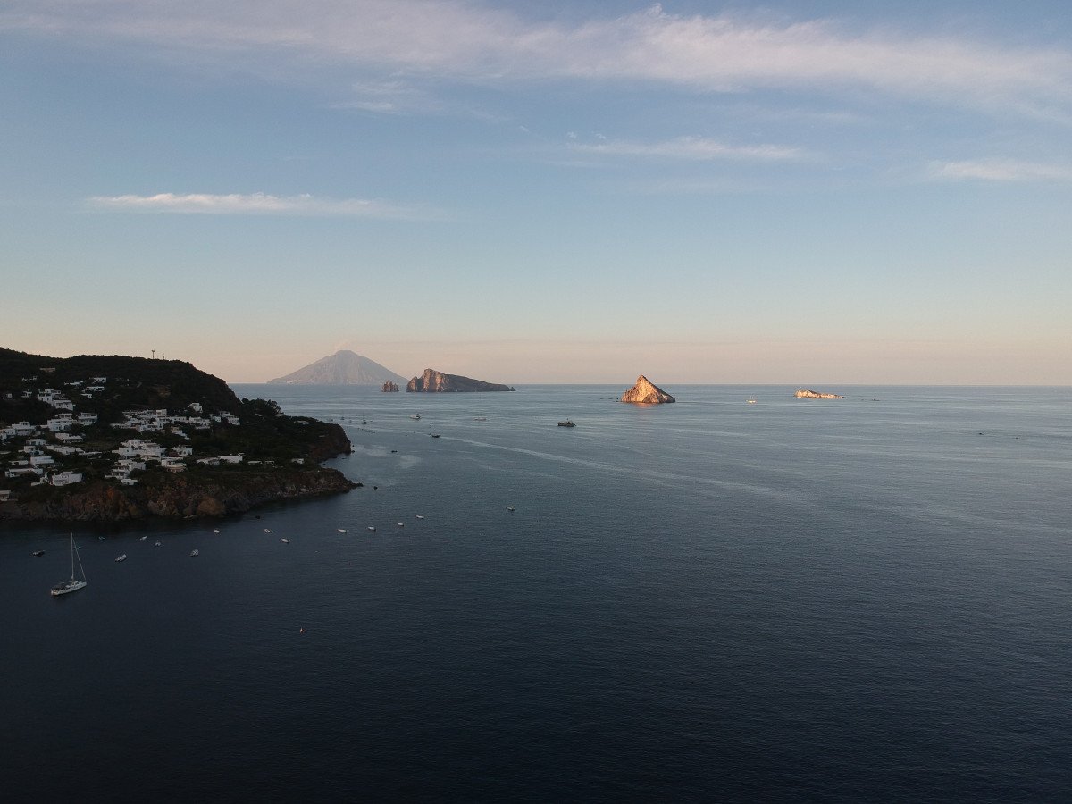 Esplora la bellezza naturale delle Isole Eolie in barca a vela
